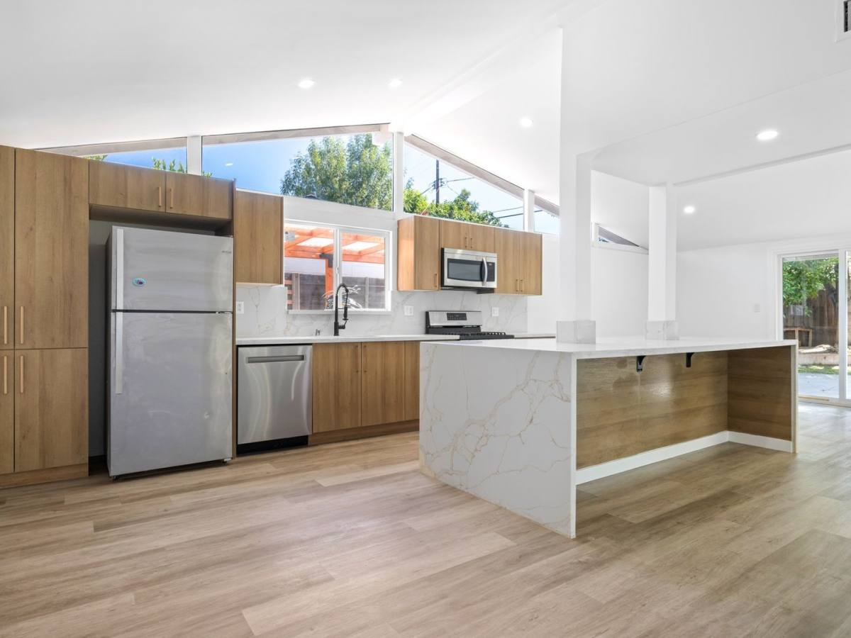 House for rent at 6445 Oakdale Ave, Woodland Hills, CA 91367