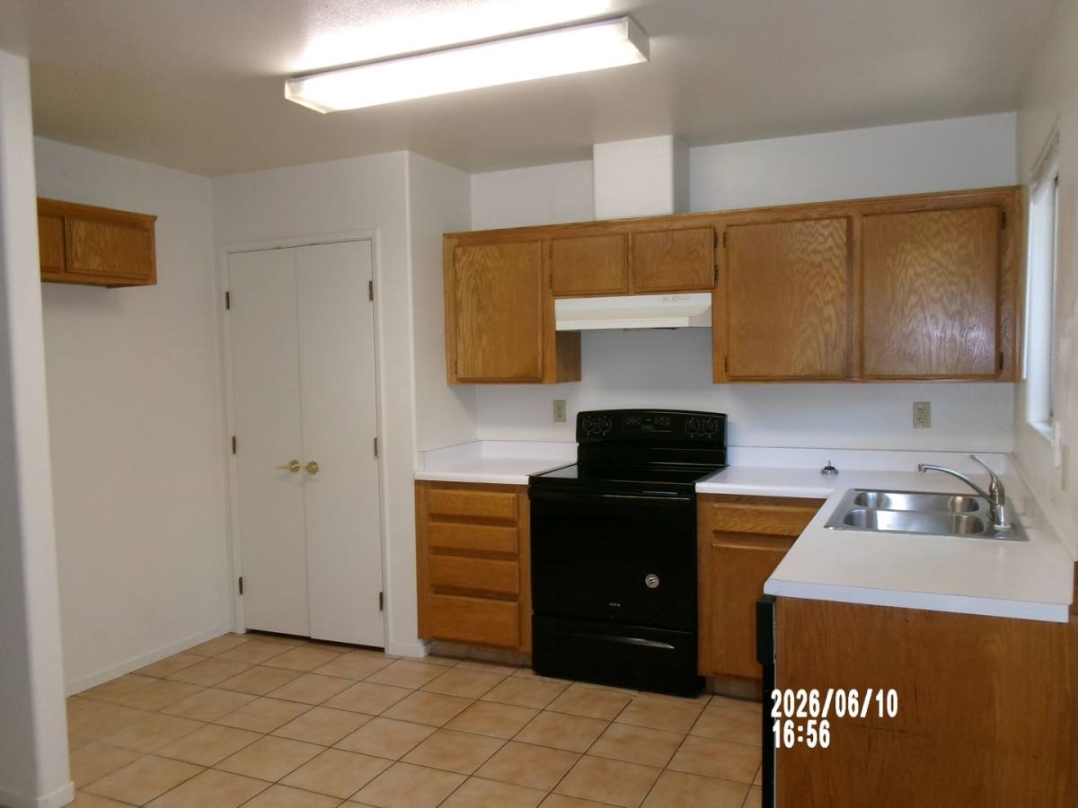 Apartment for rent at 2811 Brookside Dr, Bakersfield, CA 93311