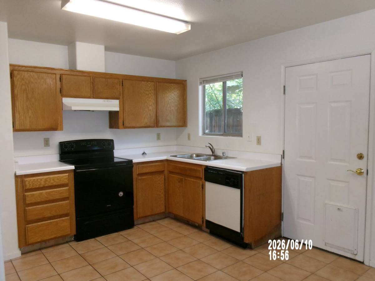 Apartment for rent at 2811 Brookside Dr, Bakersfield, CA 93311