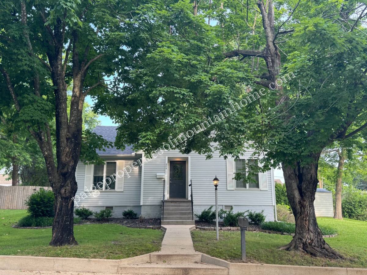 House for rent at 204 S St, Mountain Home, AR 72653