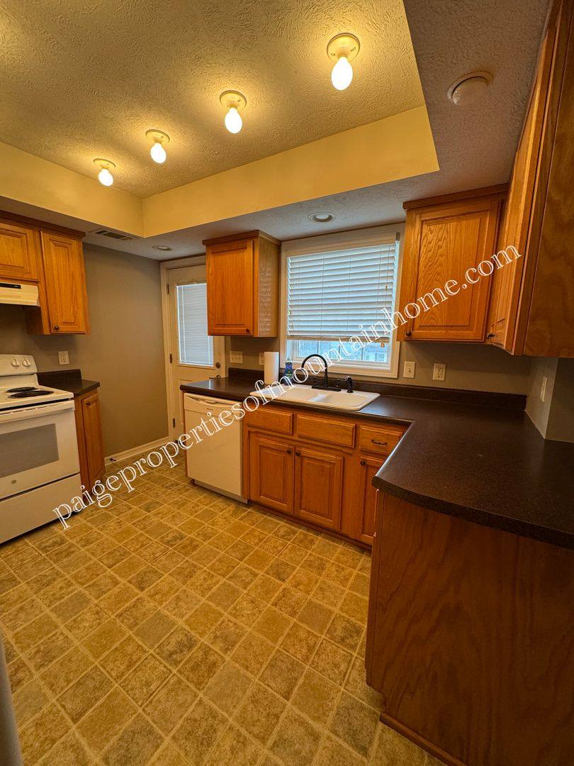 House for rent at 204 S St, Mountain Home, AR 72653
