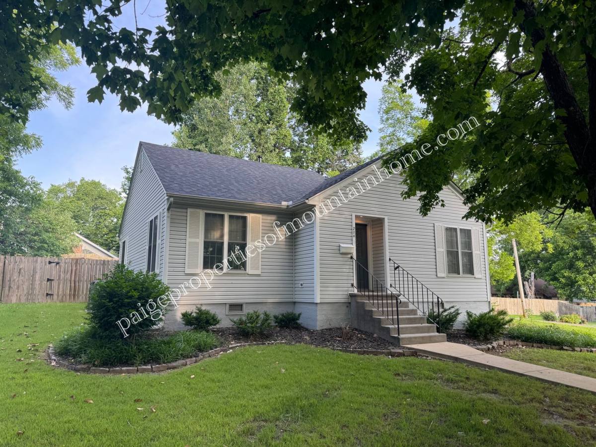 House for rent at 204 S St, Mountain Home, AR 72653