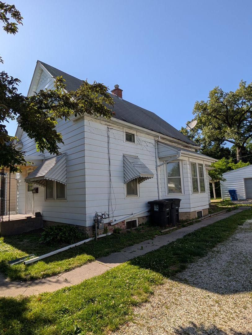 Apartment for rent at 2737 11th Ave, Moline, IL 61265