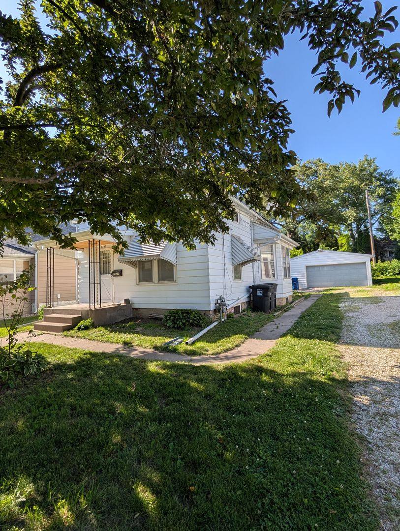 Apartment for rent at 2737 11th Ave, Moline, IL 61265