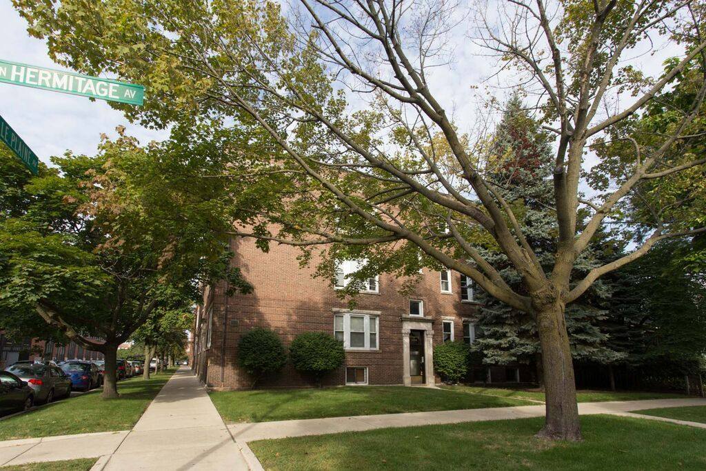 Apartment for rent at 1750 W Belle Plaine Ave #1, Chicago, IL 60613