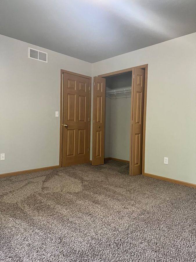 Townhouse for rent at 1701 Dainesway Dr, Valparaiso, IN 46383