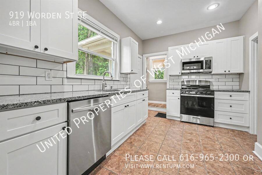 House for rent at 919 Worden St SE, Grand Rapids, MI 49507