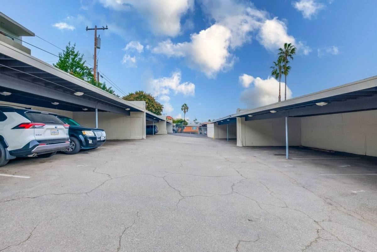 Apartment for rent at 629 W Hyde Park Blvd #6, Inglewood, CA 90302