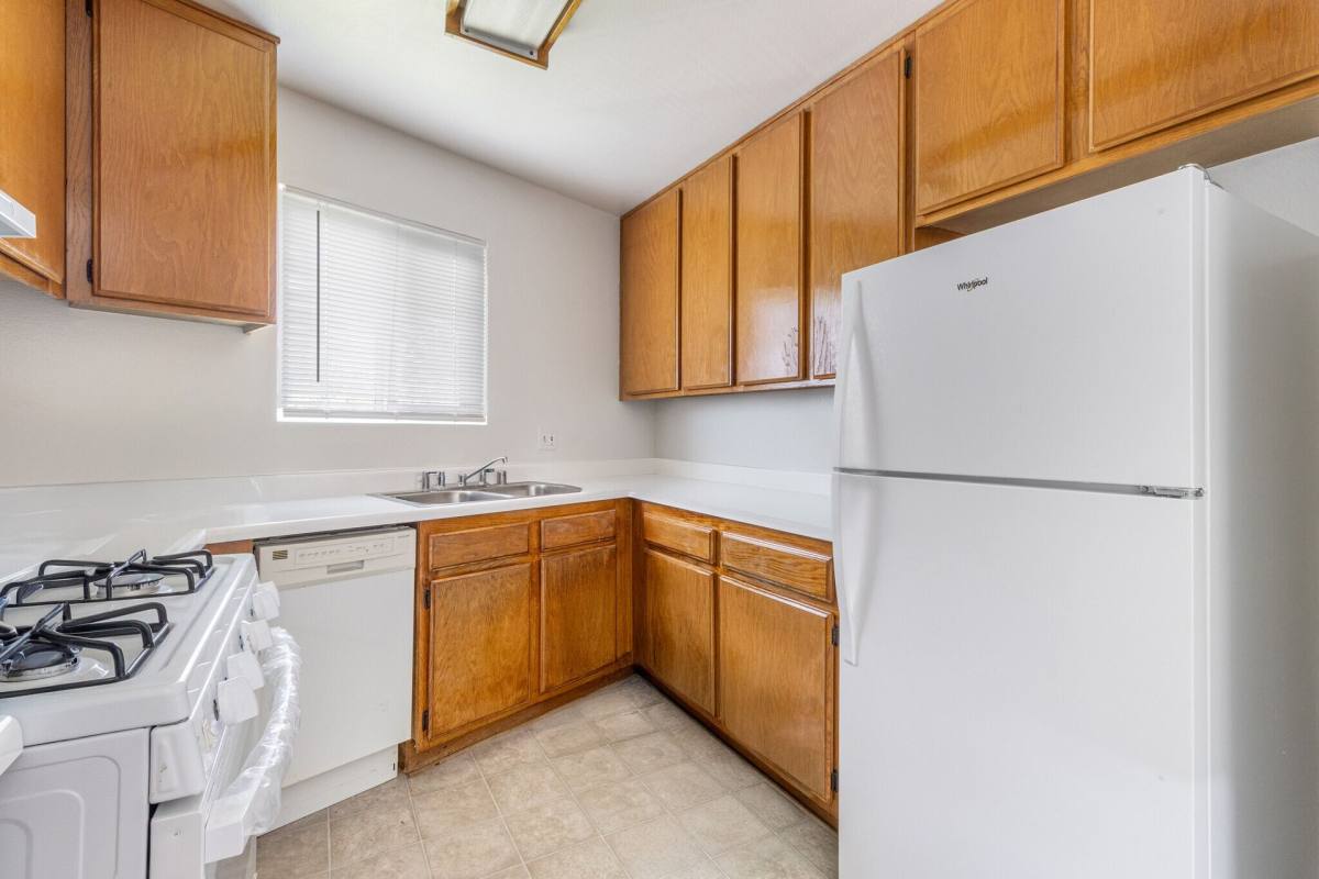 Apartment for rent at 3945 Virginia Rd, Long Beach, CA 90807