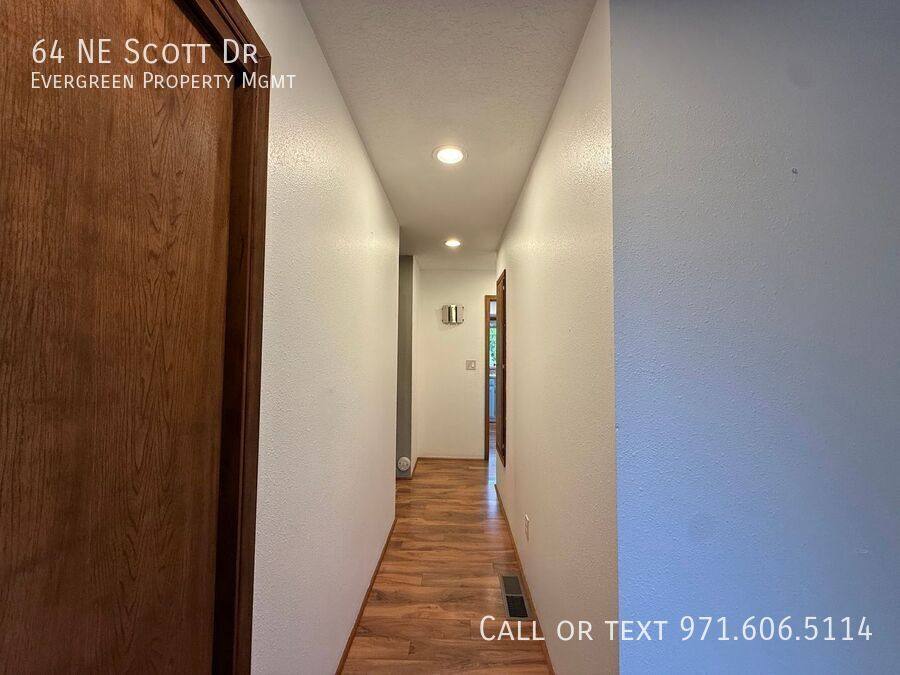 House for rent at 64 NE Scott Dr, Gresham, OR 97030