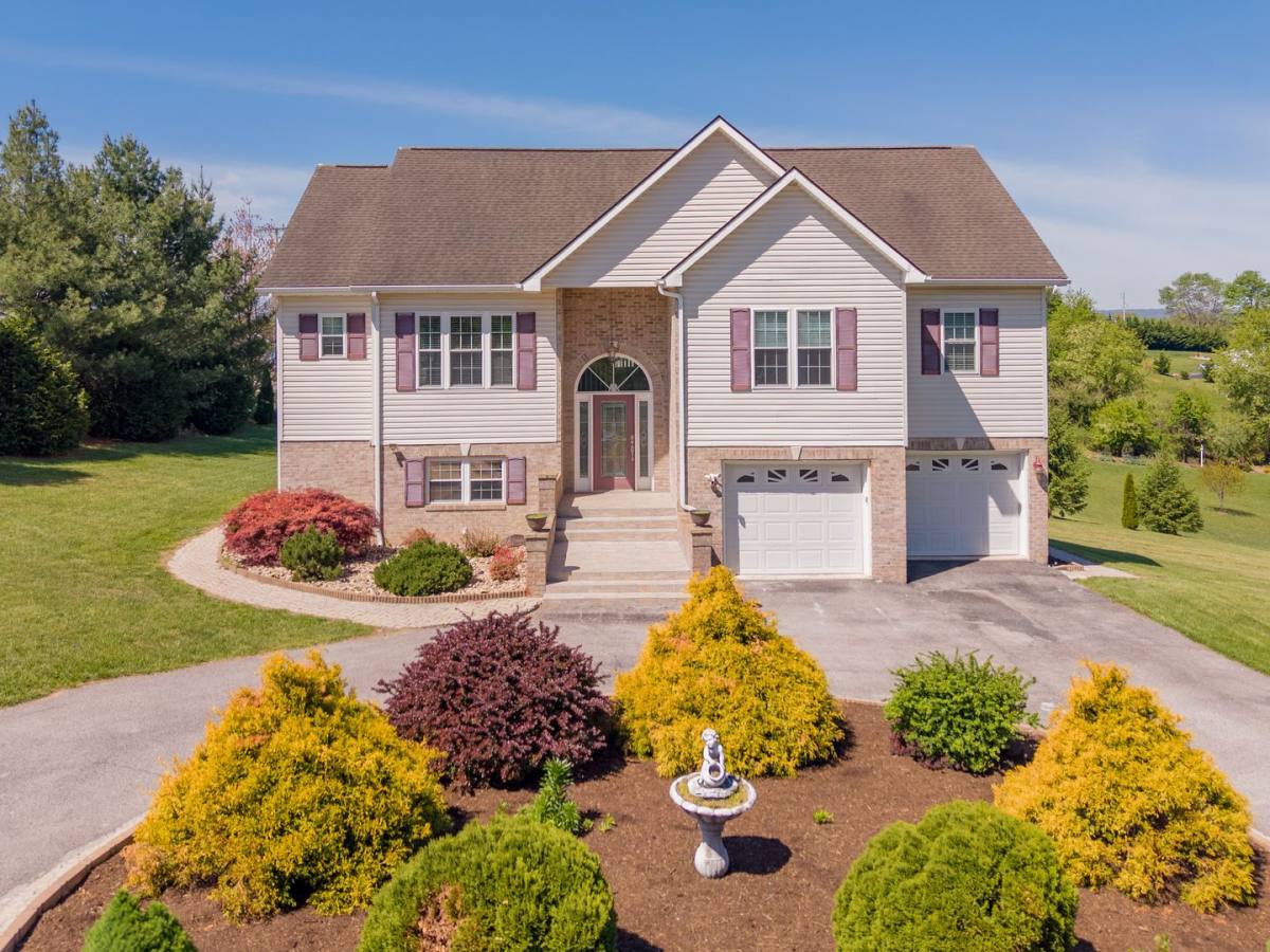 House for rent at 1701 Stratford View Dr, Blacksburg, VA 24060