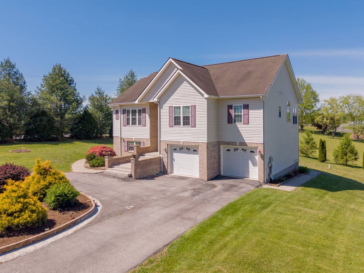 House for rent at 1701 Stratford View Dr, Blacksburg, VA 24060
