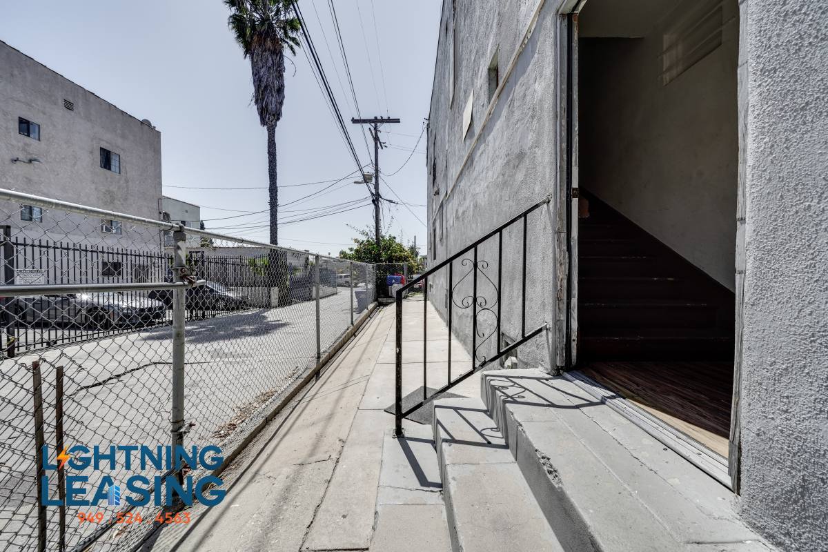 Apartment for rent at 400 N Coronado St #105, Los Angeles, CA 90026