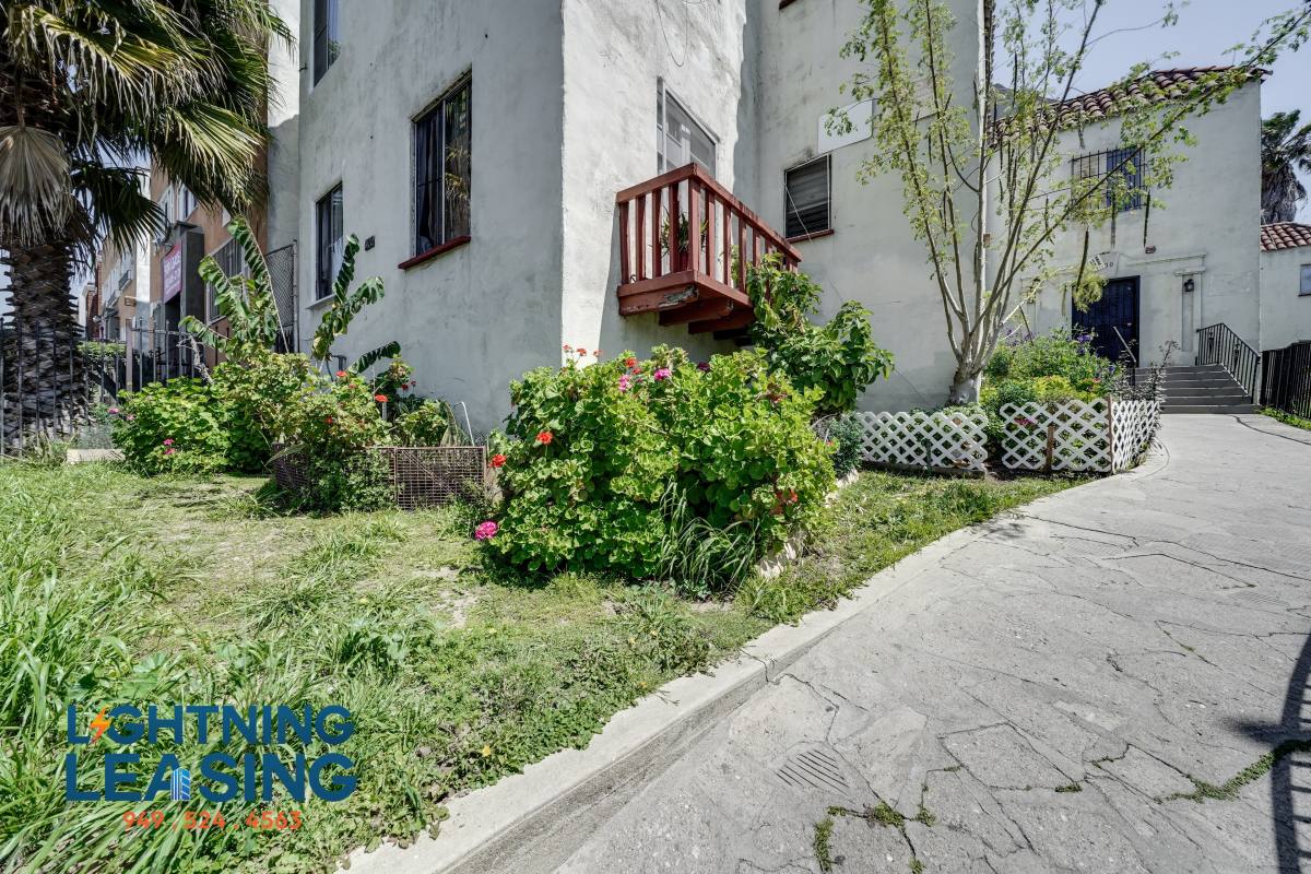 Apartment for rent at 400 N Coronado St #105, Los Angeles, CA 90026