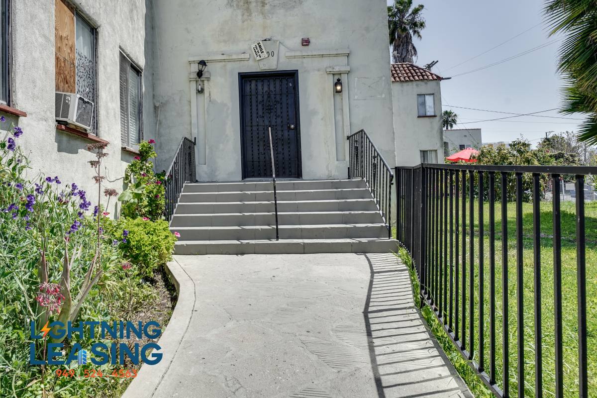 Apartment for rent at 400 N Coronado St #105, Los Angeles, CA 90026