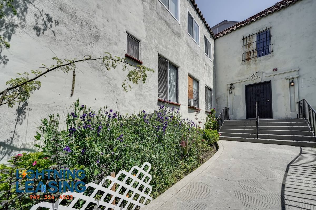 Apartment for rent at 400 N Coronado St #105, Los Angeles, CA 90026
