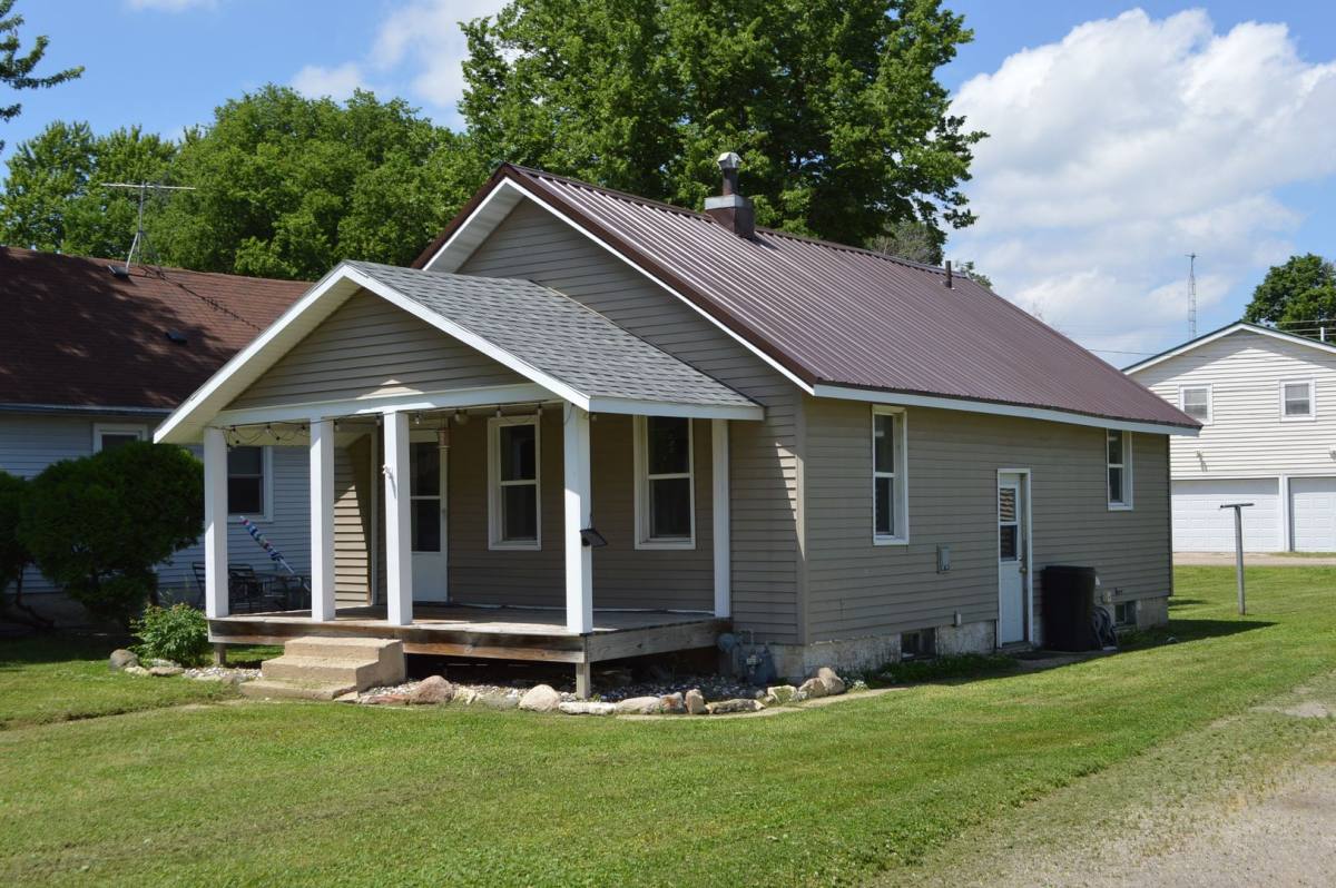 House for rent at 2310 1st Ave S, Clear Lake, IA 50428