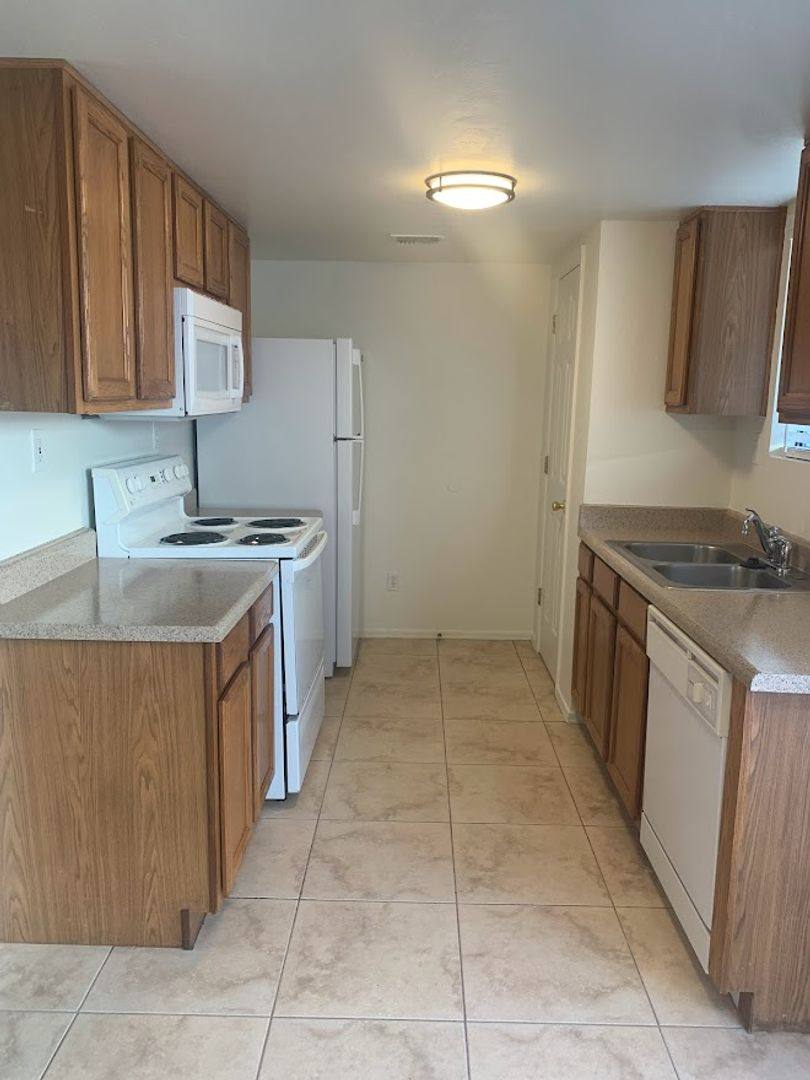 Townhouse for rent at 9109 E Esperanza Dr, Tucson, AZ 85715
