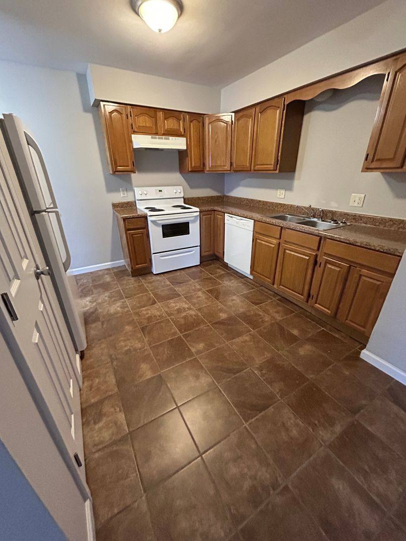 Apartment for rent at 640-702 Oakcrest Dr, Paducah, KY 42001