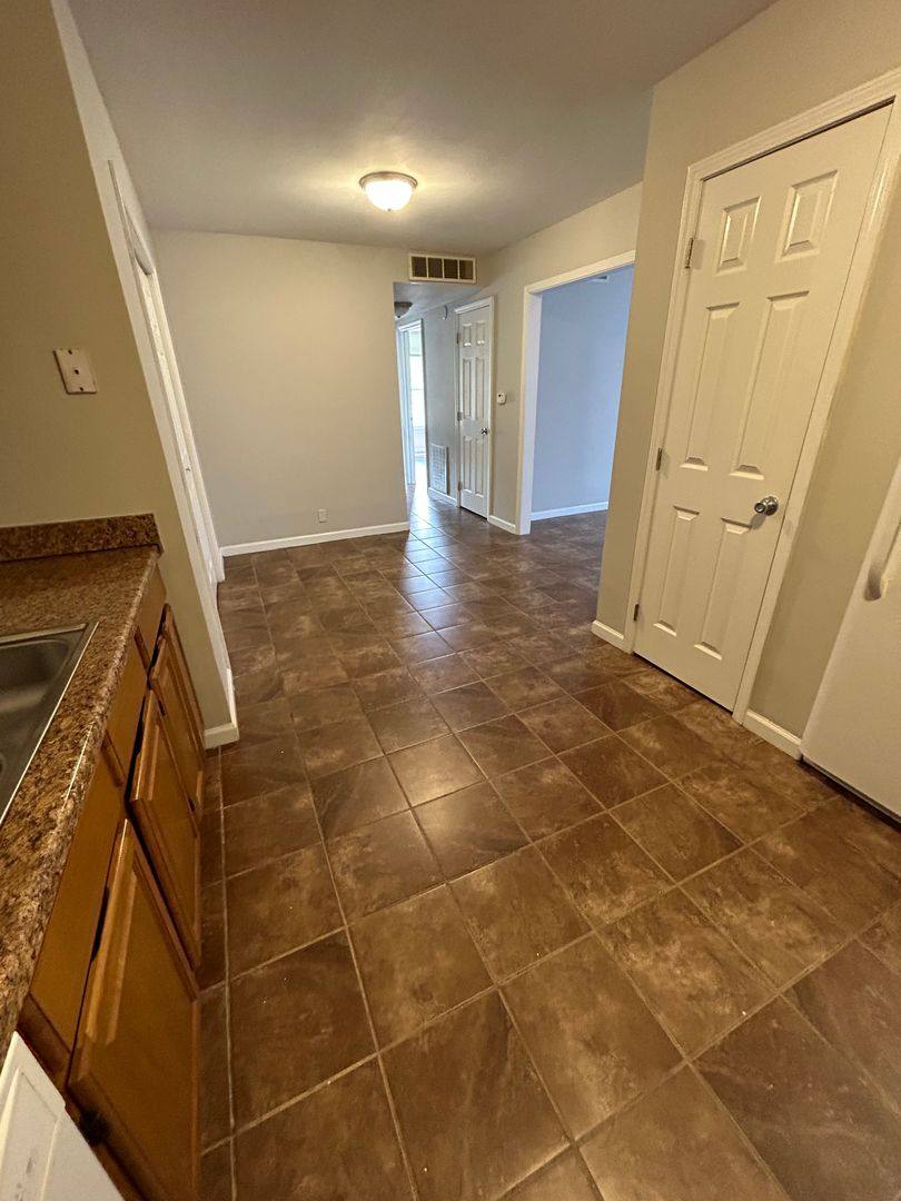 Apartment for rent at 640-702 Oakcrest Dr, Paducah, KY 42001