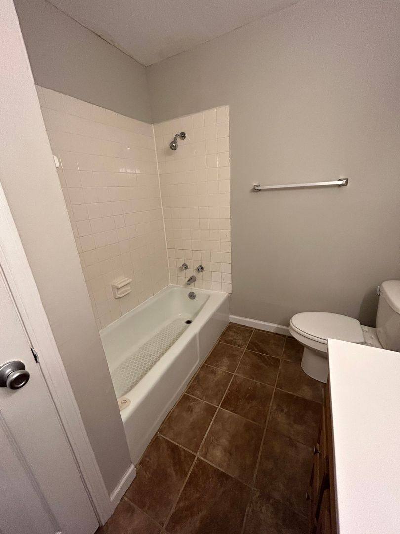 Apartment for rent at 640-702 Oakcrest Dr, Paducah, KY 42001