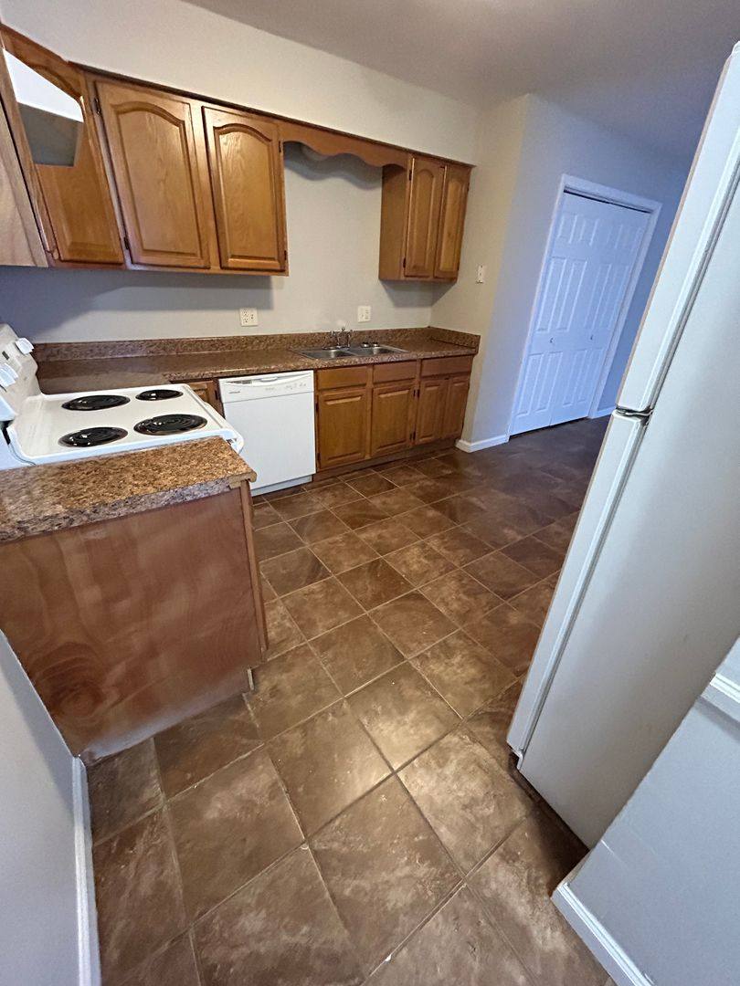 Apartment for rent at 640-702 Oakcrest Dr, Paducah, KY 42001