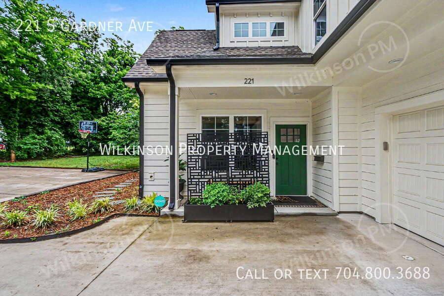 Townhouse for rent at 221 S Gardner Ave, Charlotte, NC 28208