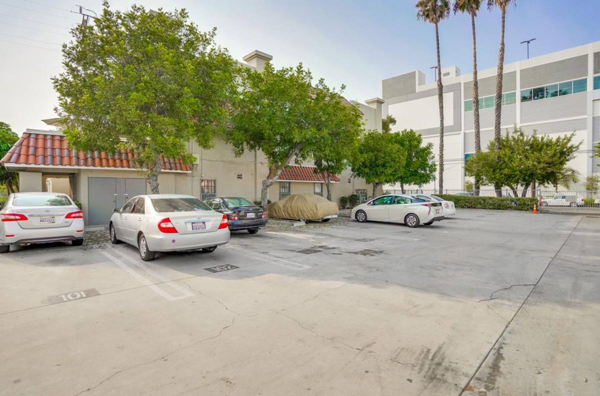 Apartment for rent at 4060 S Hoover St #304, Los Angeles, CA 90037
