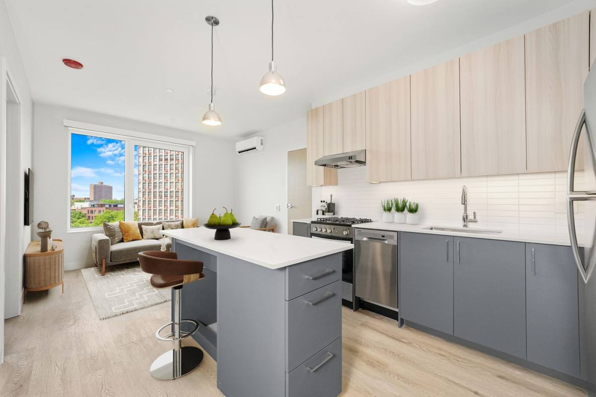 Apartment for rent at 641 N Ogden Ave, Chicago, IL 60642