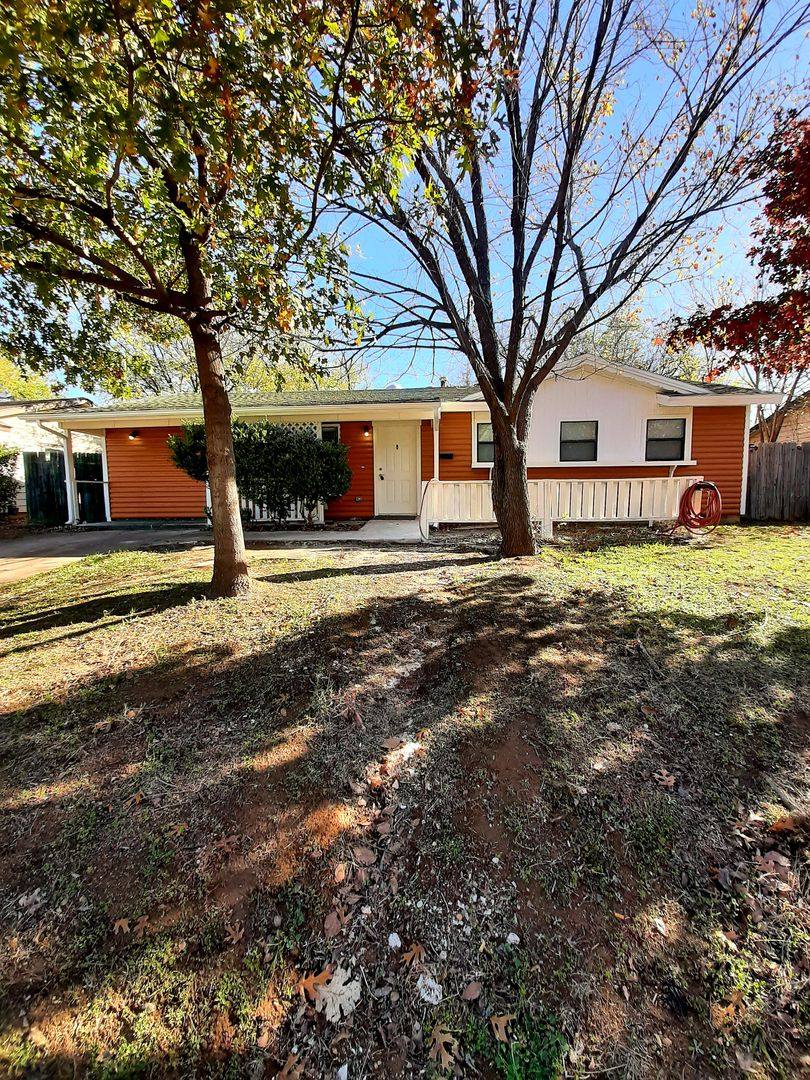 House for rent at 816 Denton Dr, Euless, TX 76039