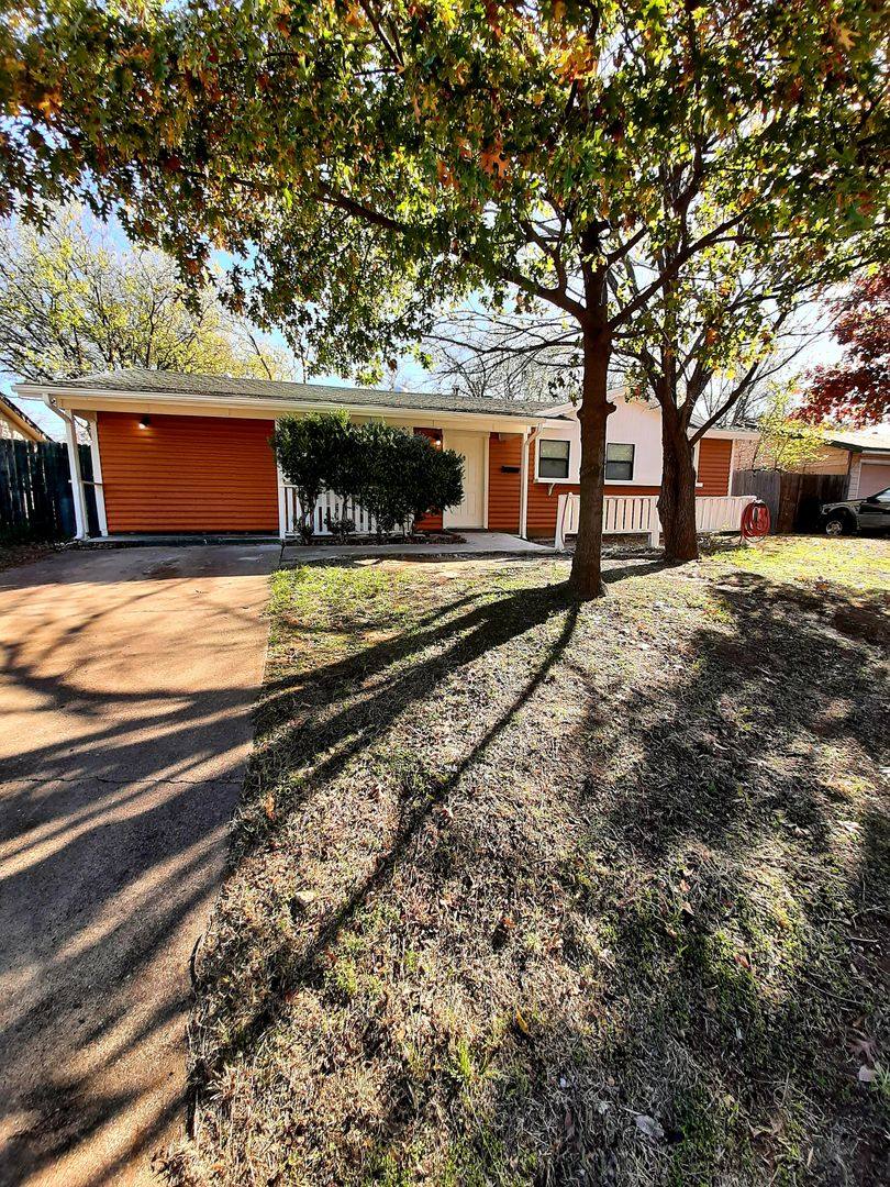 House for rent at 816 Denton Dr, Euless, TX 76039
