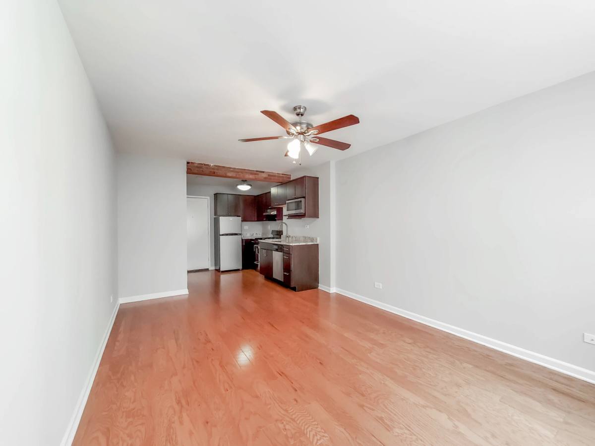 Apartment for rent at 639 W Grace St, Chicago, IL 60613