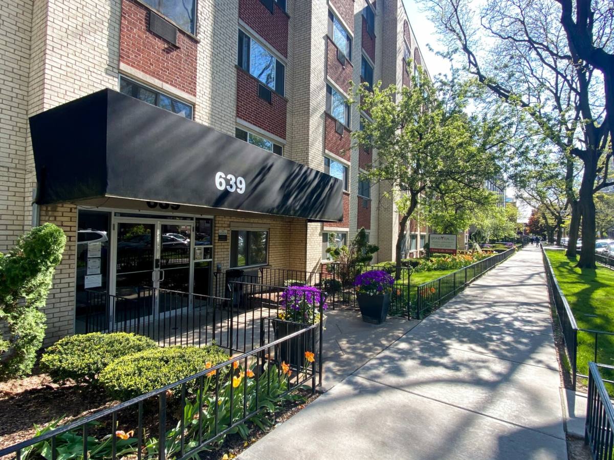Apartment for rent at 639 W Grace St, Chicago, IL 60613
