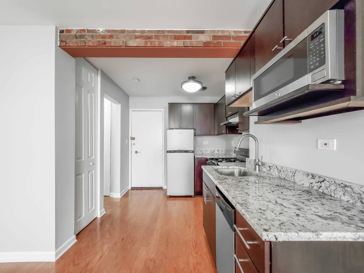 Apartment for rent at 639 W Grace St, Chicago, IL 60613