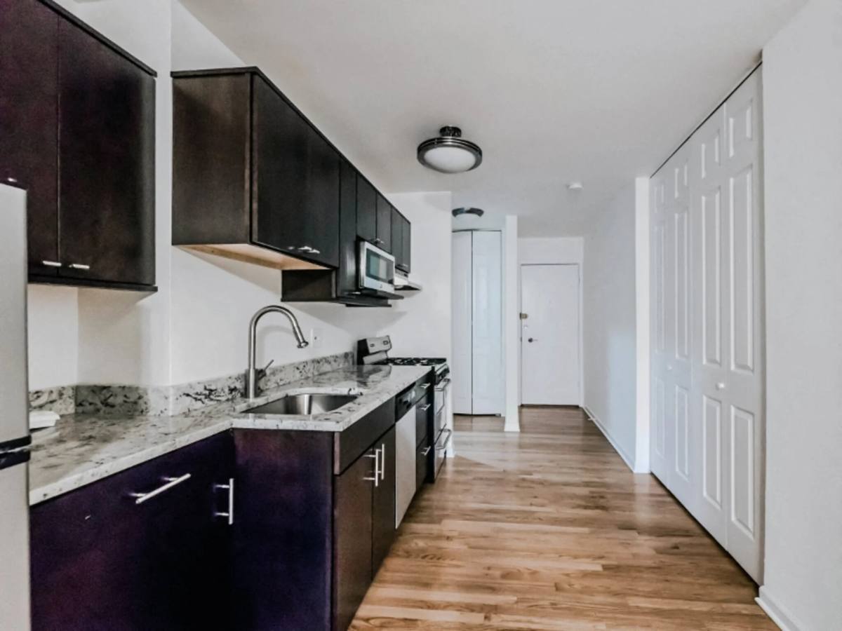 Apartment for rent at 639 W Grace St, Chicago, IL 60613