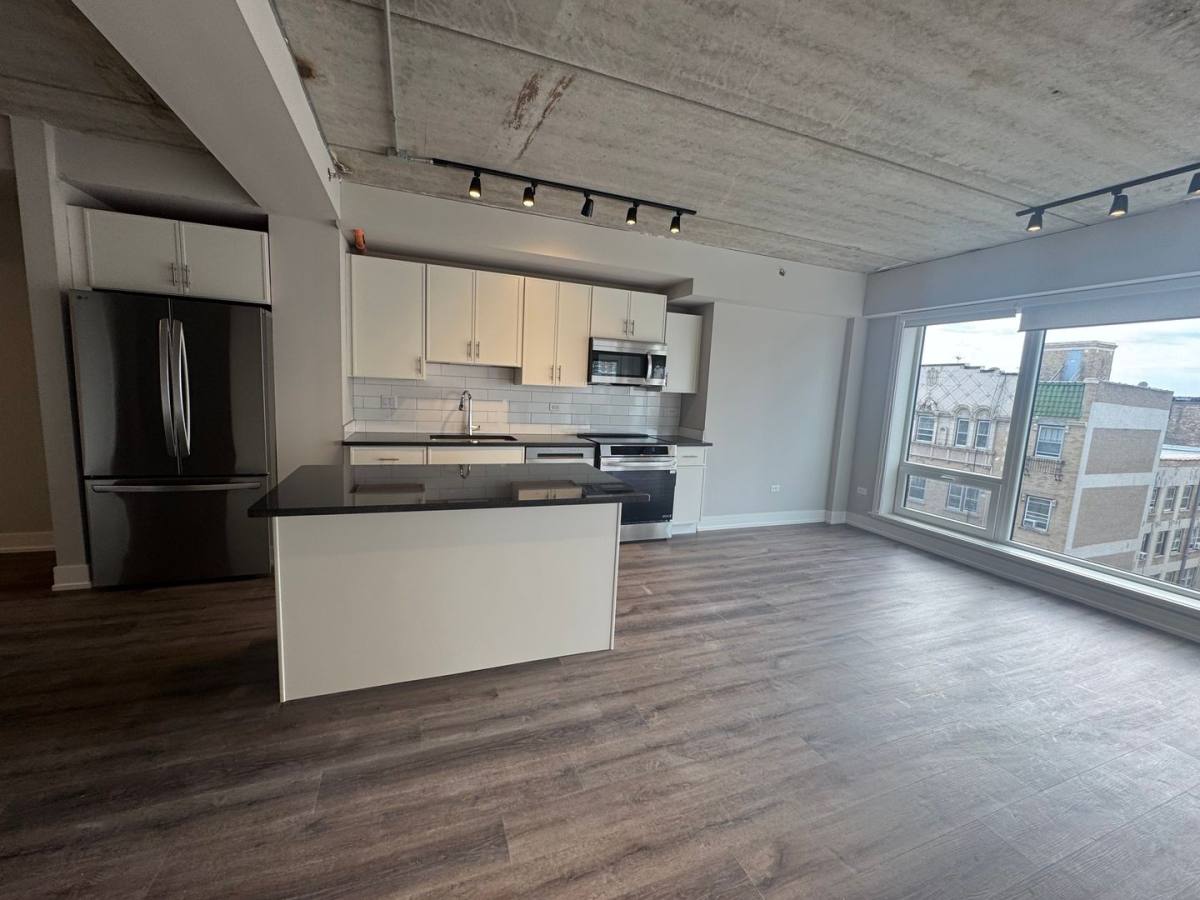 Apartment for rent at 952 W Carmen Ave, Chicago, IL 60640