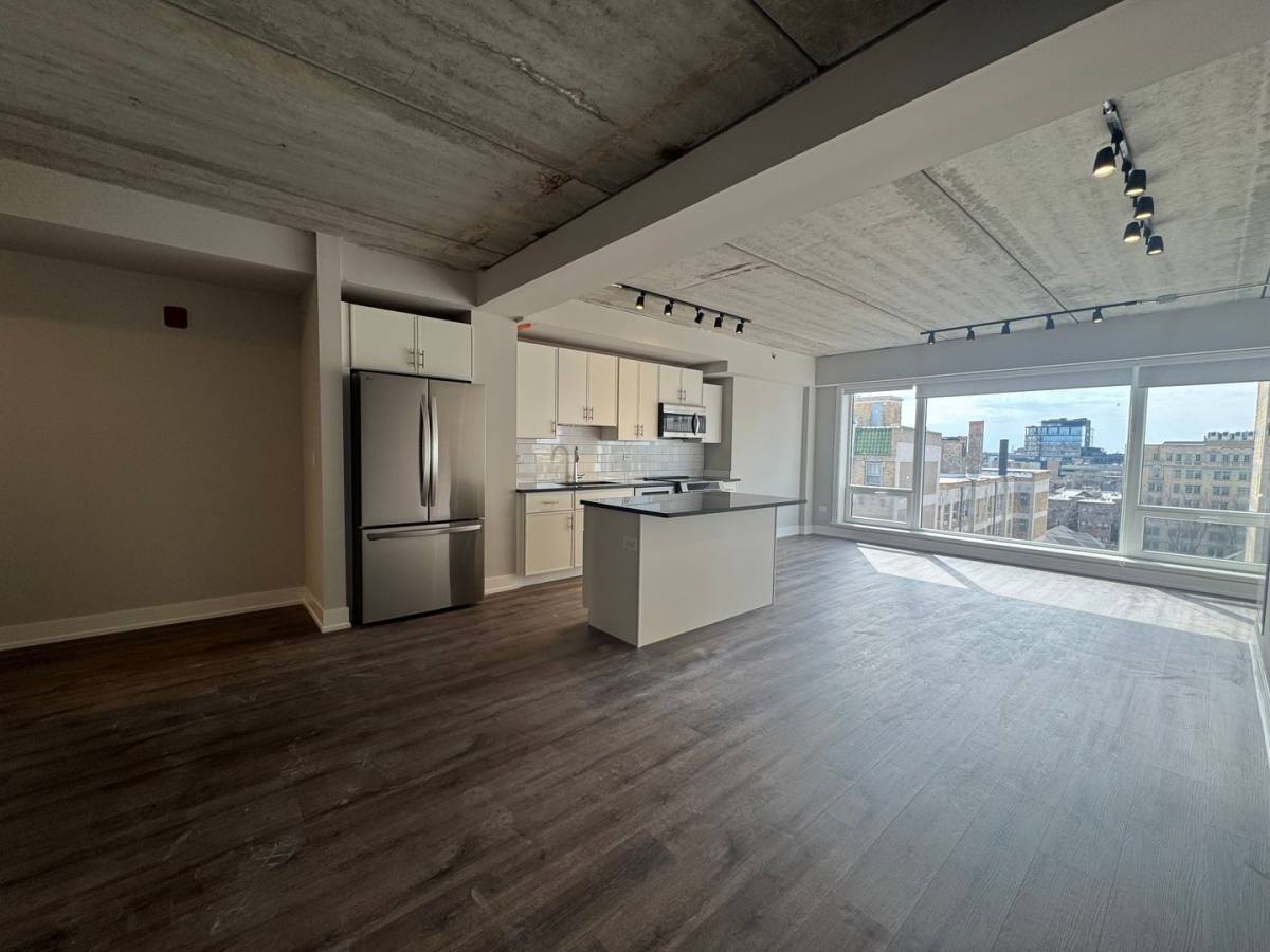 Apartment for rent at 952 W Carmen Ave, Chicago, IL 60640