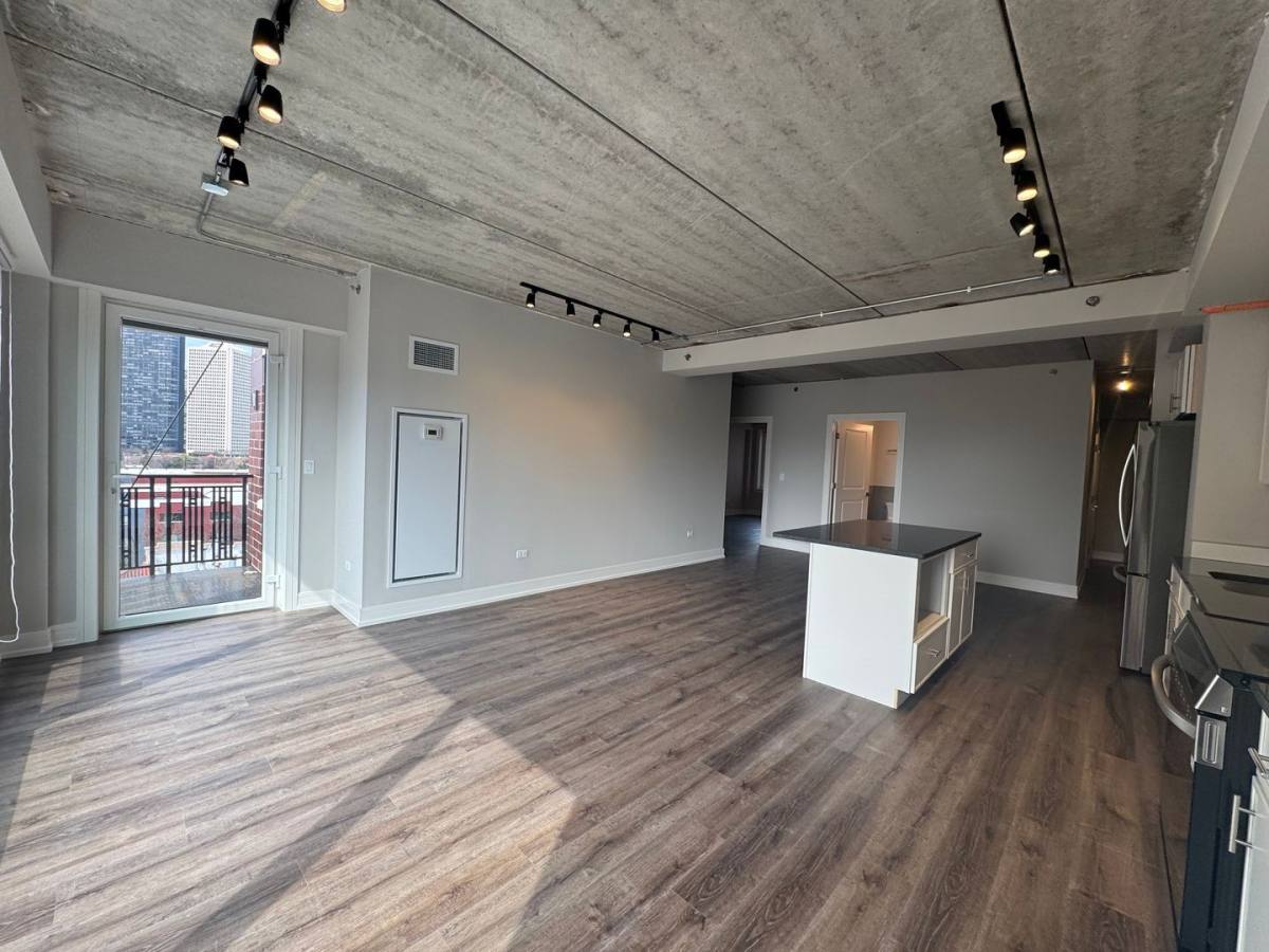 Apartment for rent at 952 W Carmen Ave, Chicago, IL 60640