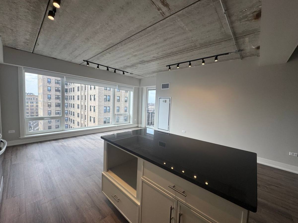 Apartment for rent at 952 W Carmen Ave, Chicago, IL 60640