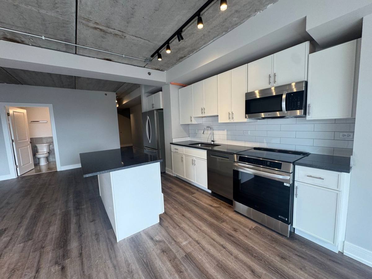 Apartment for rent at 952 W Carmen Ave, Chicago, IL 60640
