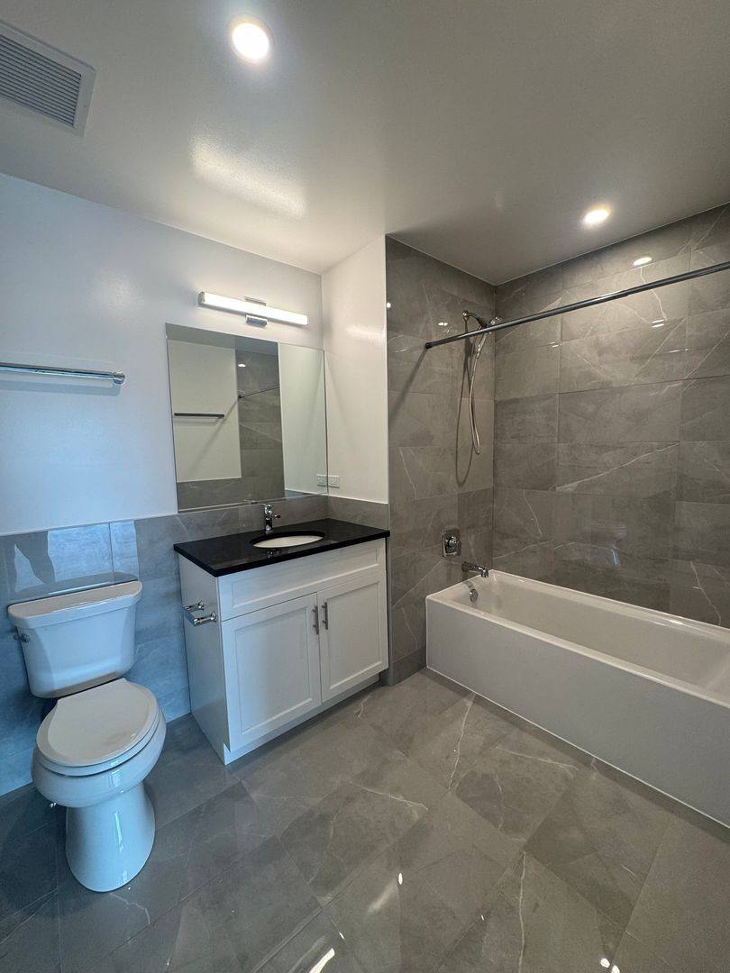 Apartment for rent at 952 W Carmen Ave, Chicago, IL 60640