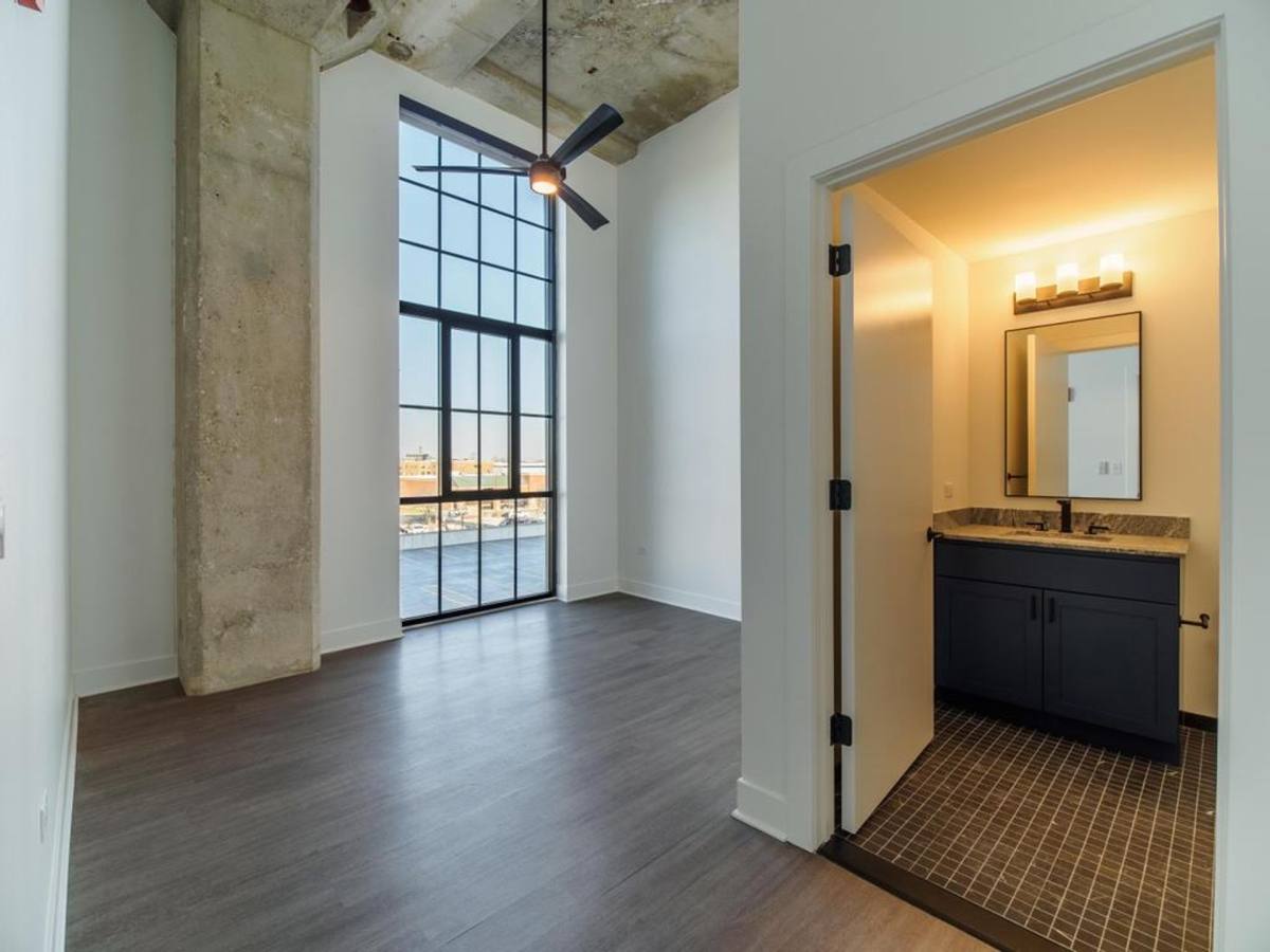 Apartment for rent at 4714 W Irving Park Rd, Chicago, IL 60641