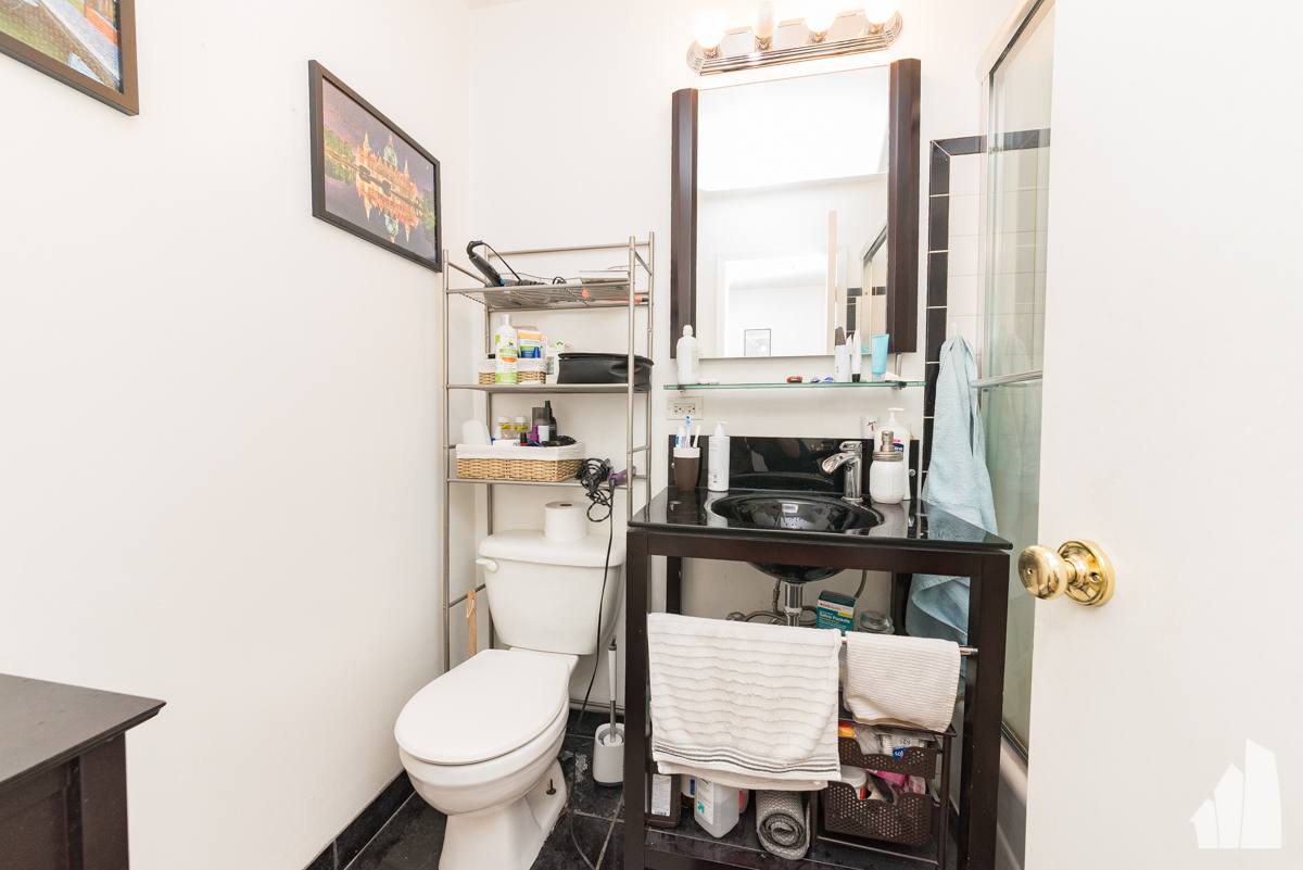 Apartment for rent at 803 W Oakdale, Chicago, IL 60657