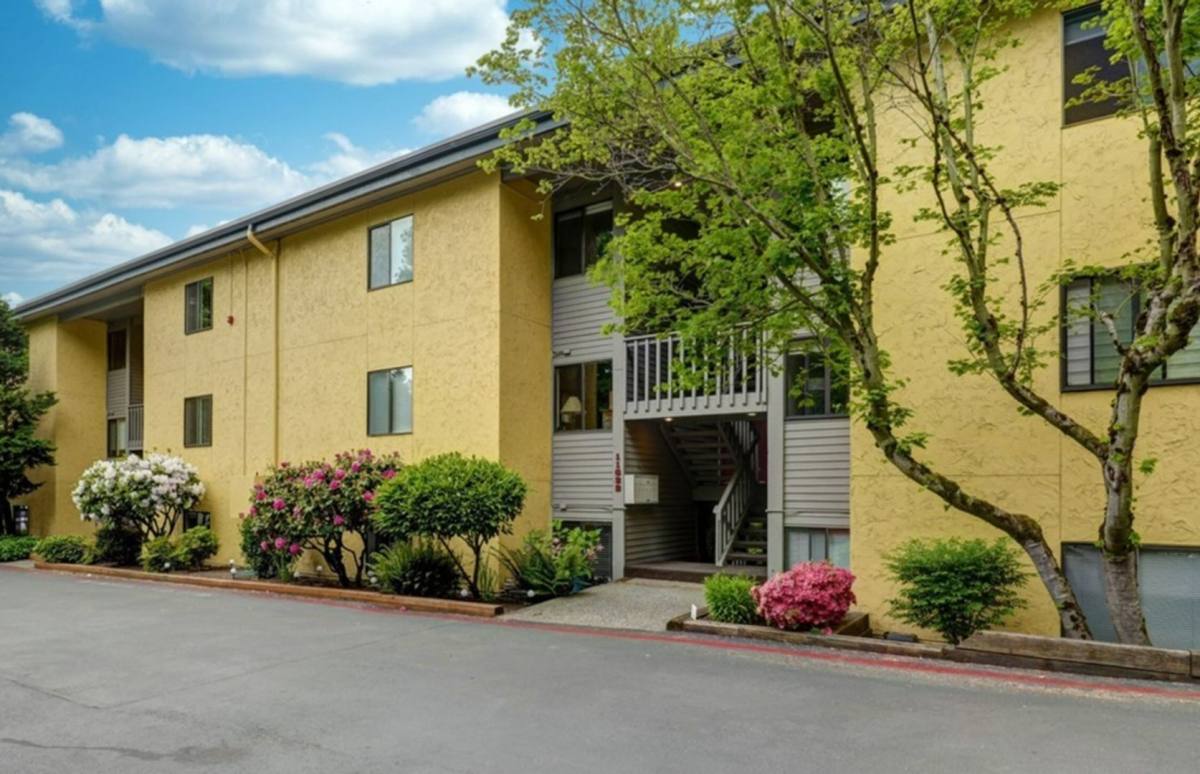 Condo for rent at 11642 100th Ave NE, Kirkland, WA 98034