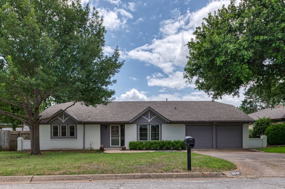 House for rent at 6540 Victoria Ave, North Richland Hills, TX 76180
