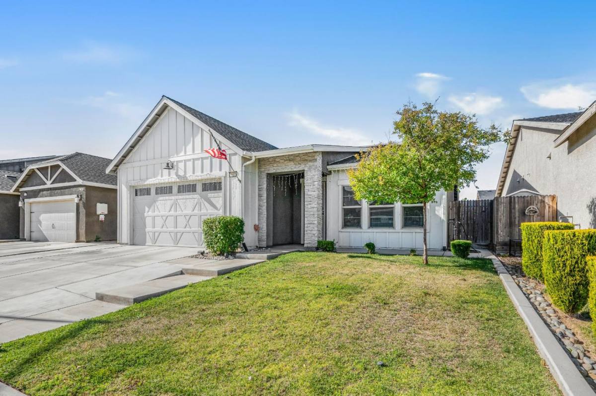House for rent at 5432 W Lamona Ave, Fresno, CA 93722