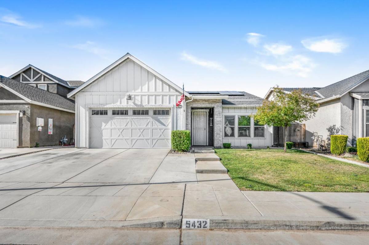 House for rent at 5432 W Lamona Ave, Fresno, CA 93722