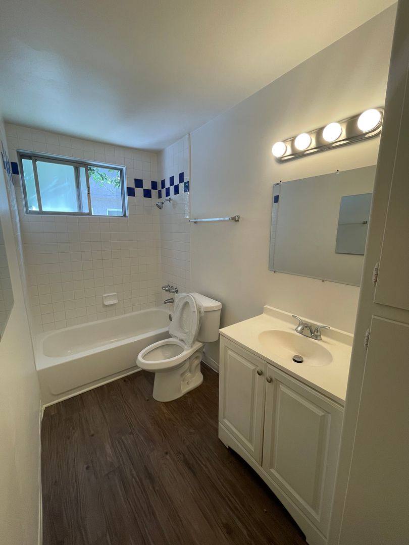 Apartment for rent at 35 Esperanza Ave, Long Beach, CA 90802
