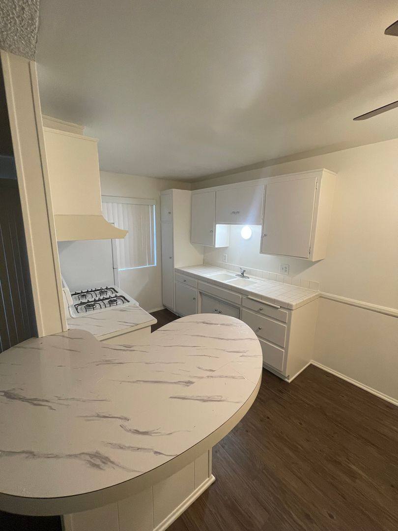 Apartment for rent at 35 Esperanza Ave, Long Beach, CA 90802