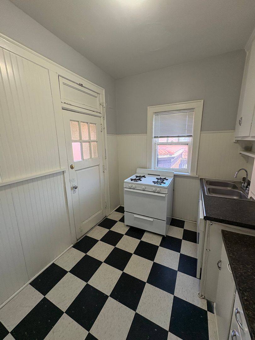 Apartment for rent at 307 S 39th St, Omaha, NE 68131